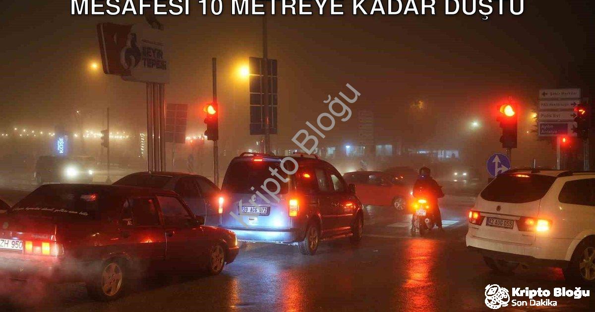 "Denizli'de Yoğun Sis Alarmı: Görüş Mesafesi 10 Metreye Kadar Düştü" başlıklı haber için fotorealist